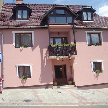 Flamingo Vendeghaz Bed & Breakfast เอ็กเกอร์ ภายนอก รูปภาพ